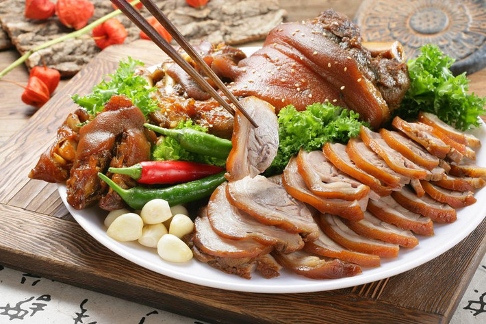 Những người thường xuyên ăn thực phẩm hun khói được chứng minh là có nguy cơ ung thư thực quản và dạ dày rất cao. Vì vậy, để tốt cho sức khỏe, khuyên mọi người nên ăn ít đồ hun khói.
