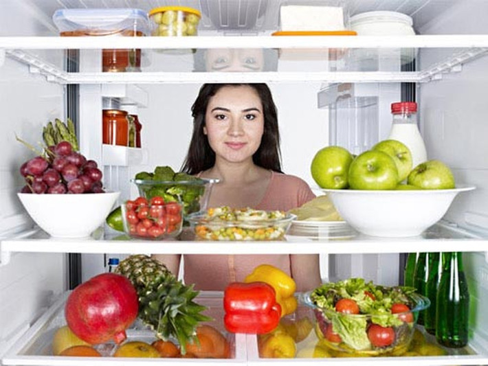 Thứ năm là thức ăn thừa để qua đêm, hâm lại nhiều lần rồi lại để vào tủ lạnh. Việc hâm đi hâm lại thức ăn không chỉ làm mất chất dinh dưỡng mà còn khiến món ăn không còn giữ được hương vị. Chưa hết, việc liên tục động đũa rồi lại để vào tủ lạnh cũng mang theo vi khuẩn, lây sang các đồ khác.
