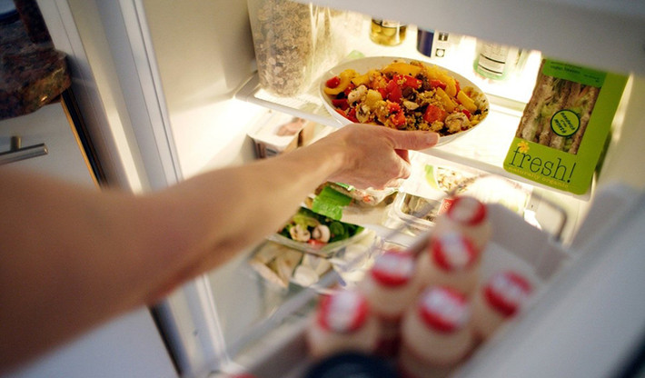 Vi khuẩn Listeria phân bố rộng rãi trong tự nhiên và có thể gây ra bệnh tăng bạch cầu đơn nhân nhiễm trùng, viêm màng não, nhiễm khuẩn huyết, v.v. Vi khuẩn Listeria có thể phát triển ở 4°C và có thể dễ dàng ẩn náu trong các sản phẩm sữa, sản phẩm gia cầm và các loại thực phẩm được làm lạnh khác, vì vậy nó còn được mệnh danh là "sát thủ tủ lạnh".