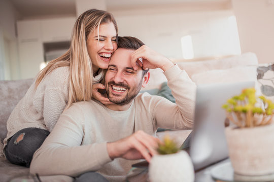 Không hợp tác Một số phụ nữ sẽ không hợp tác với chồng trong chuyện chăn gối. Khi chồng muốn yêu, do nhiều lý do khác nhau, vợ thường chọn cách từ chối. Thực tế, đây là tình trạng tương đối phổ biến.