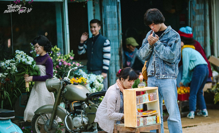 Bối cảnh của Tháng năm rực rỡ rơi vào năm 1975 nên phong cách thời trang của Đông Hồ (tên nhân vật) cũng có nhiều điểm trùng khớp với nhân vật ở bản Hàn.