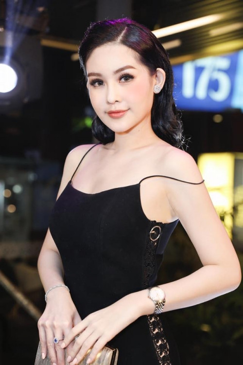 Người đẹp dần tìm kiếm gout thời trang phù hợp. Cô ưu tiên những bộ cánh đơn sắc, thanh lịch, nhấn nhá gợi cảm để phù hợp với độ tuổi.