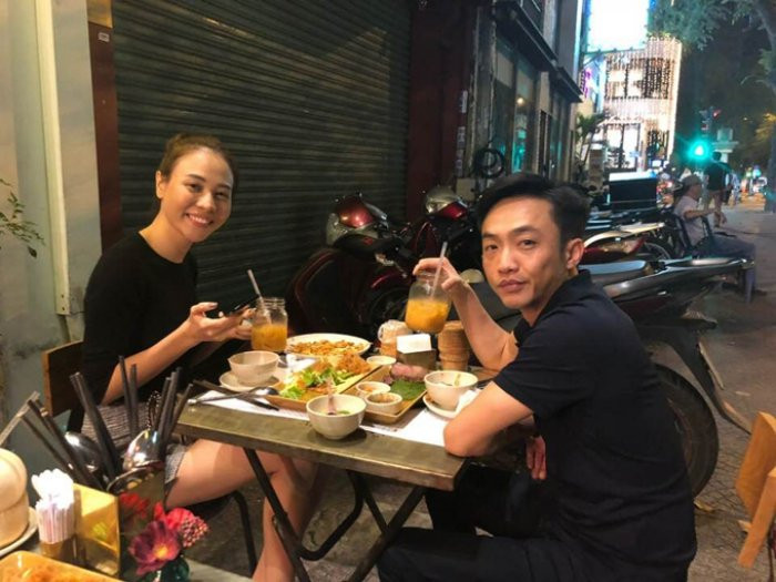 Đến ngày Valetine (14/2), Cường Đô lala hạnh phúc khoe ảnh cùng Đàm Thu Trang ngồi ăn tại một quán vỉa hè, kèm theo chú thích 'Our 14/2/2018'. Có thể nói, đây cũng là lần đầu tiên doanh nhân phố núi đăng ảnh chụp chung với bạn gái trên trang cá nhân kể từ khi hai người yêu nhau.