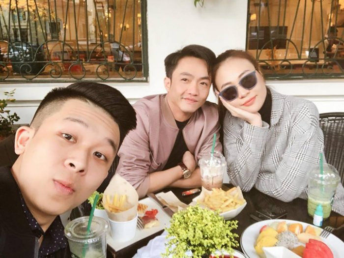 Ngày 23/2, sau khi chính thức thừa nhận chuyện yêu đương, cặp đôi rất tình cảm khi dùng bữa và chụp ảnh cùng một người bạn tại Hà Nội.