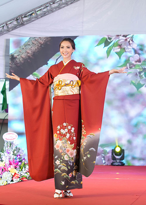 Hình ảnh xinh đẹp của Tường Linh trong sự kiện hội ngộ Phạm Hương.