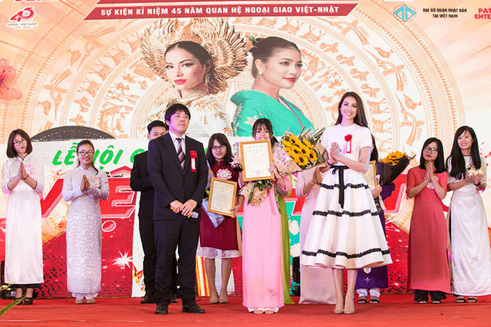 Hoa hậu Hoàn vũ Việt Nam 2015 Phạm Hương rạng rỡ trong sự kiện.