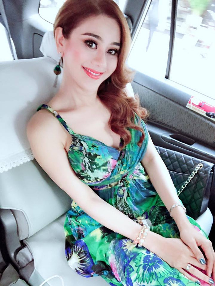 Ngoài những bức hình "đọ sắc" với Hoa hậu, Á hậu Chuyển giới trên thảm đỏ, Lâm Khánh Chi từng chia sẻ những hình ảnh cô thân thiết với hai người đẹp này nhận "bão" like từ cộng đồng.