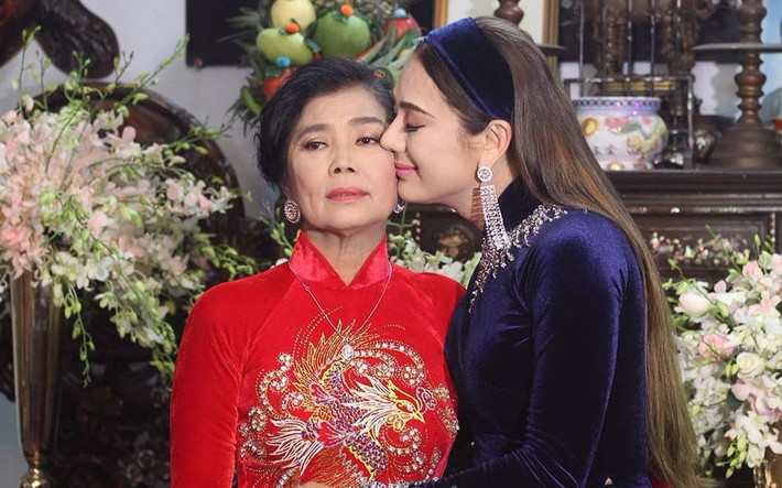 Mẹ của nữ ca sĩ vẫn giữ được nét đẹp duyên dáng khi diện trang phục áo dài.