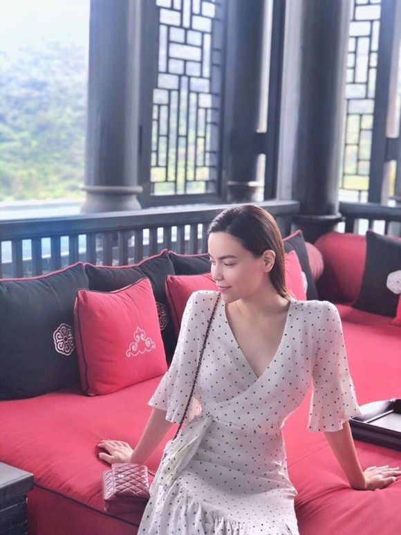 Lần này bị chê, Hồ Ngọc Hà không đáp trả gay gắt, cô tự tin khoe hình ảnh xinh đẹp ở nơi nghỉ dưỡng. Qua hình ảnh có thể thấy, Hồ Ngọc Hà sở hữu vòng eo con kiến vô cùng gợi cảm.