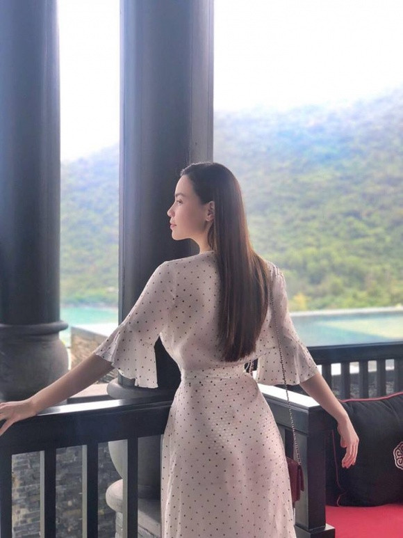 Hồ Ngọc Hà tự tin khoe vòng eo con kiến.