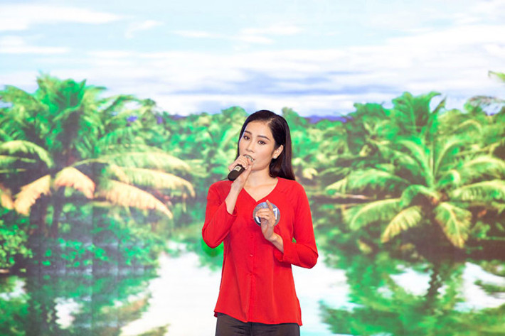 Nguyễn Thị Lệ Nam - chị gái Nam Em thể hiện ca khúc "Phải lòng con gái Bến Tre".