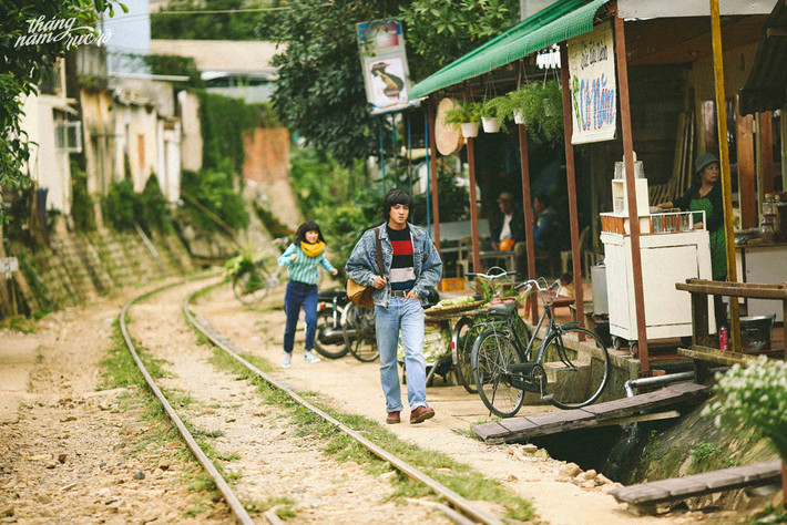 Trong phim, Tiến Vũ vào vai mối tình đầu của Hiểu Phương (Hoàng Yến Chibi đóng). Cô bé thường đi theo khắp nơi và vào quán cà phê sinh viên để nghe anh đàn. Mối tình niên thiếu này chấm dứt khi Hiểu Phương (Hoàng Yến Chibi) phát hiện ra người mình thầm yêu mến đã dành tình cảm cho cô bạn cùng nhóm Tuyết Anh (Jun Vũ đóng).