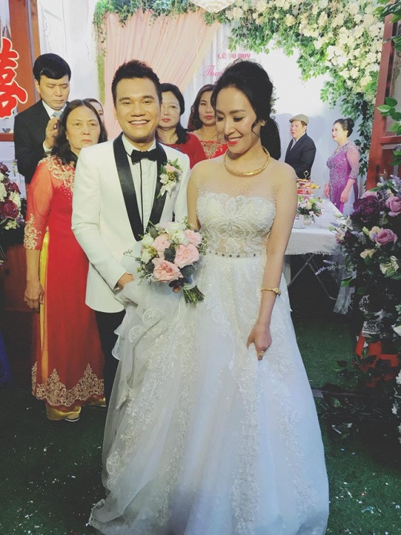 Trong lễ vu quy, Khắc Việt mặc áo vest màu trắng, quần đen lịch lãm. Anh cười rạng rỡ bên cô dâu xinh đẹp - Thanh Thảo.