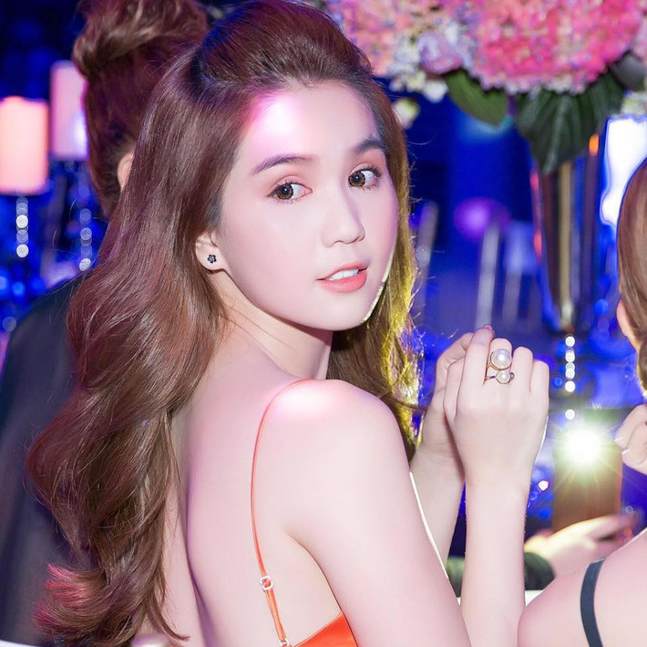 Mới đây, người mẫu Ngọc Trinh khiến dư luận xôn xao khi hé lộ về bạn trai hiện tại sau khi "đường ai nấy đi" với người tình tỷ phú.