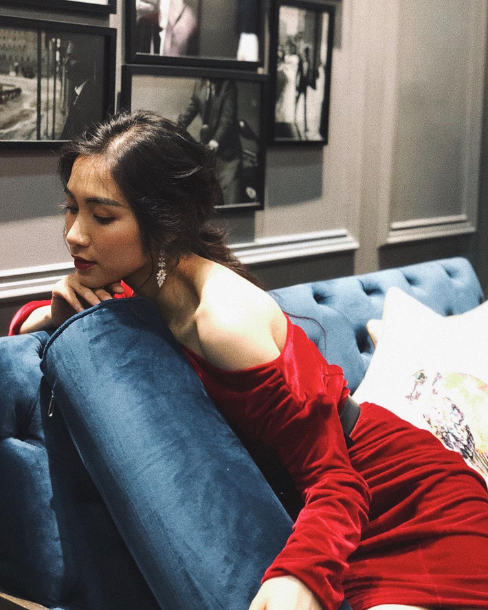 Thời gian gần đây, Hòa Minzy lột xác với phong cách thời trang quyến rũ, sành điệu. Cô chăm chỉ luyện tập thể dục để sở hữu vóc dáng thon gọn hơn. Những trang phục nữ ca sĩ diện đều hợp mốt cùng các món đồ hàng hiệu đắt tiền.