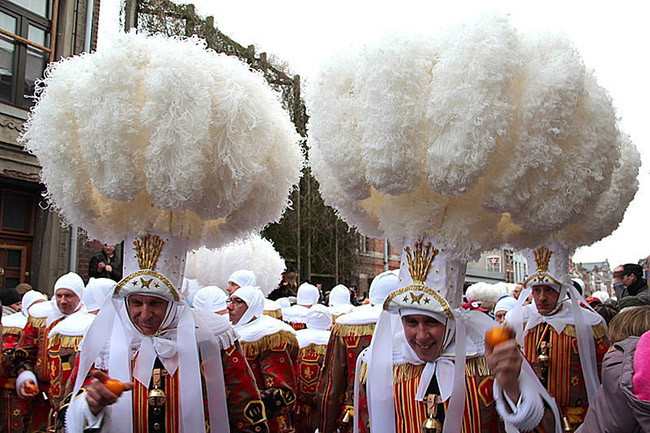 Binche, Bỉ: Được ghi tên trong danh sách các sự kiện Di sản phi vật thể của UNESCO, Binche Carnaval phản ánh di sản châu Âu với các cuộc diễu hành của những người tham gia mang trên mình những bộ trang phục mang tính biểu tượng của các nhân vật lịch sử như Pierrot và Harlequin và Gille.