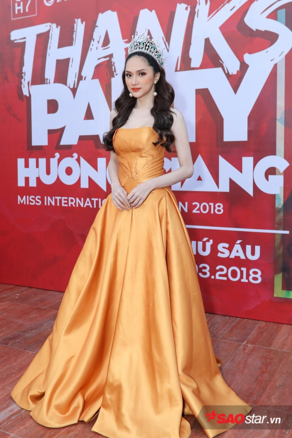 Đặc biệt, trong buổi tiệc, Hoa hậu Hương Giang cũng tiết lộ một thông tin vô cùng quý giá. Theo đó, sau quá trình đàm phán, làm việc, người đẹp đã trở thành người sở hữu bản quyền Miss International Queen và Miss Tiffany’s Vietnam, đồng nghĩa với việc cô cũng sẽ trở thành giám đốc quốc gia của cuộc này tại quê nhà.