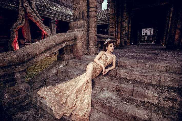 Cô dâu xinh đẹp, gợi cảm trong chiếc đầm đuôi cá ánh vàng.