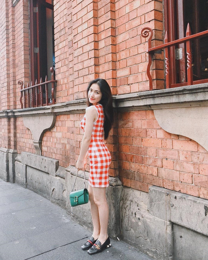 Vẫn là trang phục màu sắc, nhưng Hòa Minzy biết cách tiết chế hơn khi kết hợp cùng phụ kiện tông trầm.