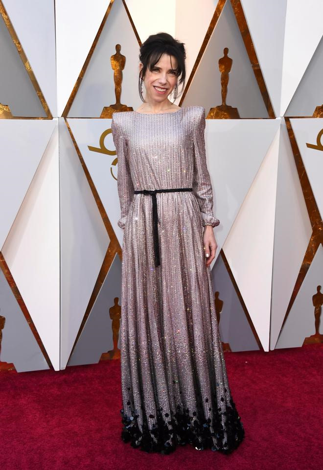 Vóc dáng gầy gò của ngôi sao Người đẹp và thủy quái, Sally Hawkins, như bị "nuốt chửng" trong bộ đầm ánh kim quá khổ. Tại lễ trao giải Oscar 2018, Hawkins nhận đề cử ở hạng mục quan trọng Nữ diễn viên chính xuất sắc.