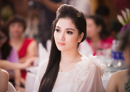 Gương mặt tròn phúc hậu, đôi mắt đẹp, nhan sắc của hoa hậu Nguyễn Thị Huyền thách thức thời gian.