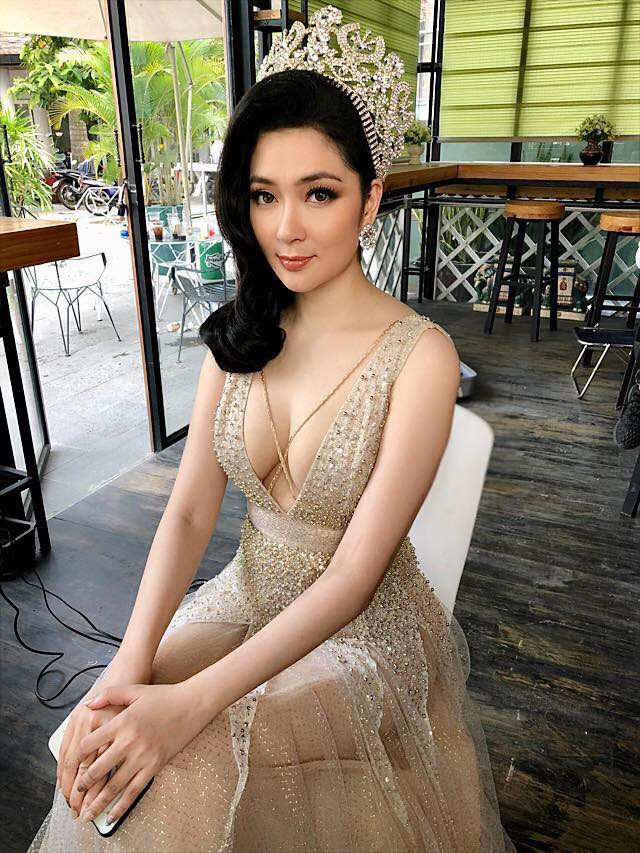 Mới đây, trên Facebook cá nhân, chuyên gia trang điểm Minh Lộc gây chú ý khi đăng tải hình ảnh mới nhất của Nguyễn Thị Huyền. Diện trang phục xẻ sâu táo bạo, Hoa hậu Việt Nam 2004 không ngần ngại khoe vòng 1 nóng bỏng cùng vóc dáng đầy quyến rũ. Phía dưới phần bình luận, rất nhiều cư dân mạng đã để lại lời khen ngợi cho nhan sắc ngày càng xinh đẹp và mặn mà theo thời gian của Nguyễn Thị Huyền.