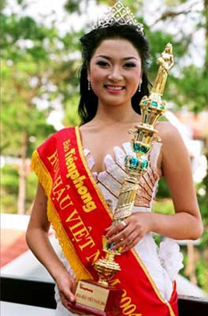 Đây là vẻ đẹp khi cô đăng quang Hoa hậu Việt Nam, lúc đó trông Huyền chưa thực sự nổi bật.