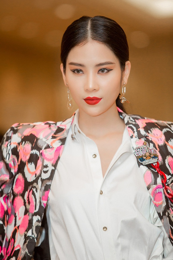 Chị gái Nam Em thu hút ánh nhìn của người đối diện khi diện bộ trang phục vest hồng hoạ tiết vô cùng nổi bật.