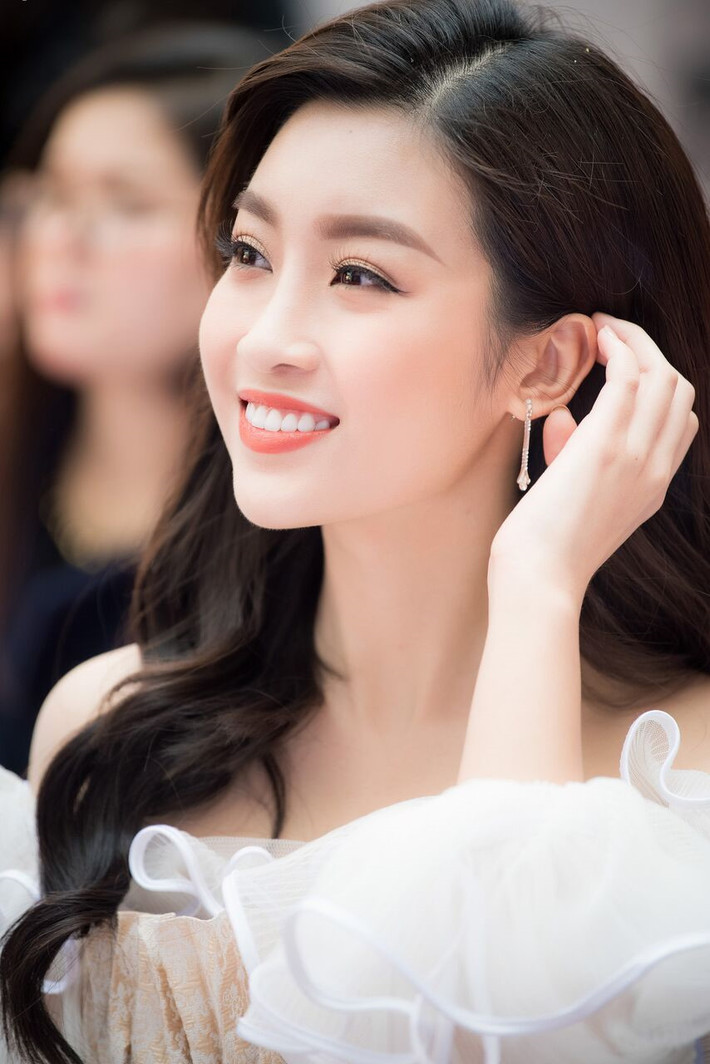 Đỗ Mỹ Linh ngày càng đằm thắm so với thời điểm mới đăng quang. Cô cũng là Hoa hậu ít scandal, tập trung vào các hoạt động từ thiện.