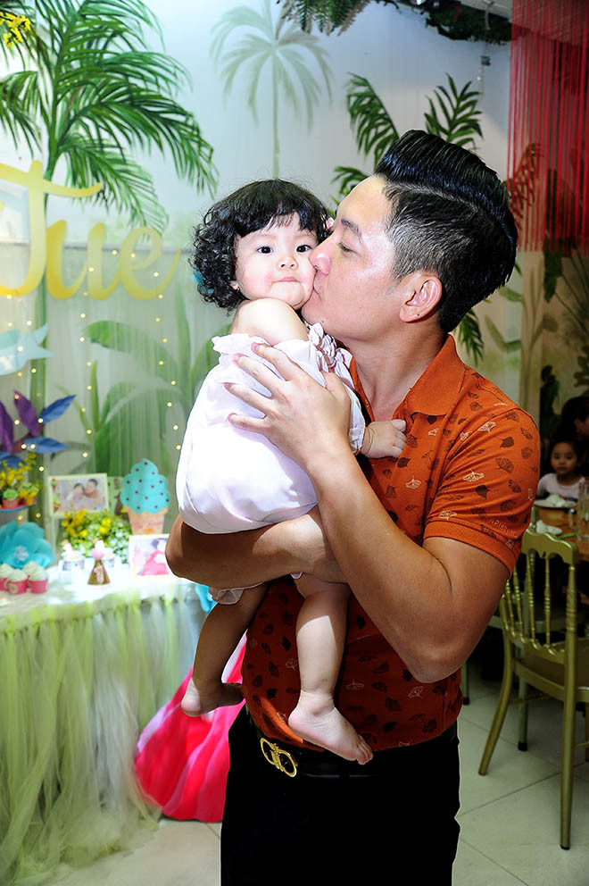 Một người bạn thân thiết của Hải Băng cho chúng tôi biết giọng ca "Viên đá nhỏ" mang thai con thứ hai là một bé trai do "vỡ kế hoạch".