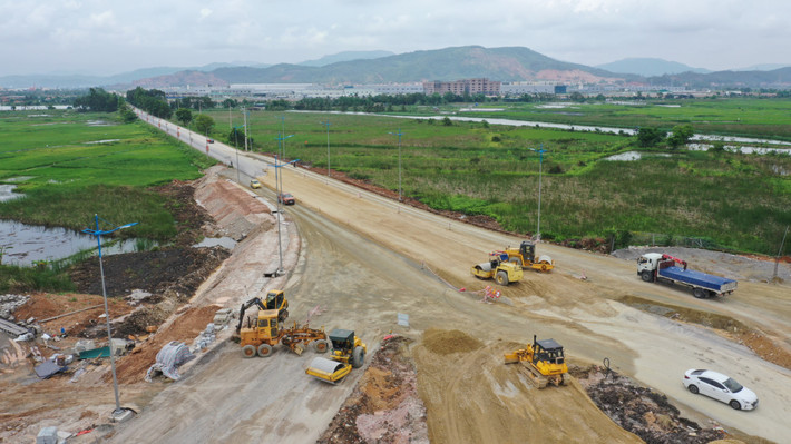 Đường dẫn vào cầu Bến Rừng bên phía Quảng Ninh vẫn chưa hoàn thiện. Bề mặt đường chưa đầy đủ các lớp trước khi tổ chức thảm.