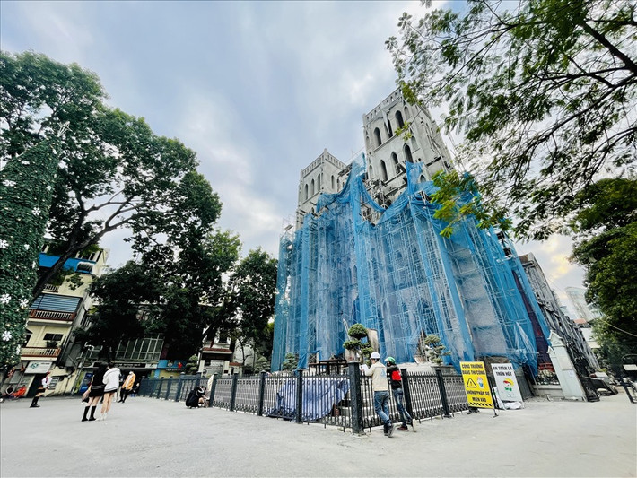 Chỉ còn hơn 10 ngày nữa là đến Giáng sinh, tuy nhiên Nhà thờ Lớn Hà Nội vẫn đang trong giai đoạn tu sửa.