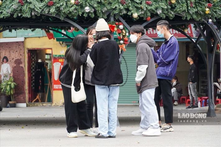 Dù nhà thờ đang được tu sửa, nhưng đây vẫn là địa điểm check-in quen thuộc của các bạn trẻ. Phía khoảng sân trước nhà thờ, cây thông noel vẫn được trang trí lộng lẫy.