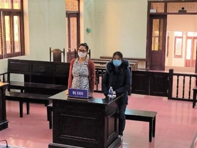 Dùng thông tin nhạy cảm để tống tiền: Nguyễn Thị Lan (36 tuổi), Giám đốc trung tâm chuyên dạy kỹ năng sống cho học sinh lén chụp ảnh ô tô trong khách sạn của nữ hiệu trưởng mà mình hợp tác rồi cấu kết với Nguyễn Thị Hải Yến (36 tuổi) phóng viên tạp chí gợi ý bị hại phải chi 180 triệu đồng để giữ kín. Khi nhận tiền thì bị công an bắt quả tang. TAND TP Hải Dương đã tuyên phạt Lan và Yến mỗi người 4 năm tù về tội “Cưỡng đoạt tài sản”.