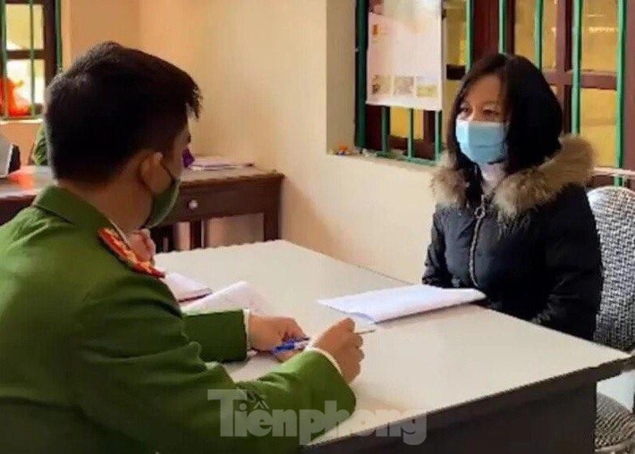 Quyết toán khống hoá chất xử lý rác: Công an Cao Bằng vừa bắt tạm giam Nông Thị Nguyệt (SN 1982) Chủ tịch Hội đồng quản trị, Kha Văn Thuật (SN 1970) Giám đốc Công ty TNHH Đầu tư phát triển và môi trường Cao Bằng. Theo đó, chỉ tính riêng trong năm 2021, các đối tượng đã ký hợp đồng và mua khống hóa đơn với 1 doanh nghiệp ngoài tỉnh để thanh quyết toán tiền vật tư, hóa chất xử lý rác thải nhằm chiếm đoạt và gây thất thoát trên 1,6 tỷ đồng.