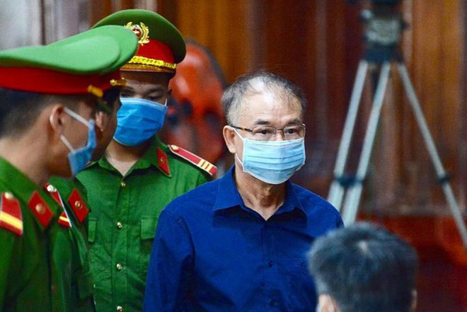 Lúc còn công tác, tôi luôn cố gắng để hoàn thành nhiệm vụ của bản thân. Tôi nghĩ rằng không ai có thể đoán trước được ngày mai và tôi không tin được sau bao nhiêu năm công tác thì cuối đời phải vào tù.