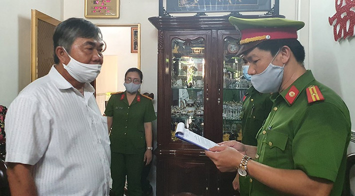 Nguyễn Chí Hiến ký nhiều văn bản vi phạm pháp luật trong việc đấu giá bán sỉ 262 lô đất tại khu đô thị mới Nam Thành phố Tuy Hòa; Ký ban hành quyết định sửa đổi phương án đấu giá, bãi bỏ quy định điều kiện, năng lực tài chính của người tham gia đấu giá; Ký văn bản cho phép hỗ trợ chủ doanh nghiệp trúng đấu giá hơn 8 tỉ đồng thiếu căn cứ, cơ sở pháp luật.