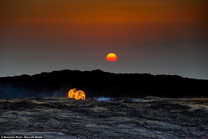 Danakil Depression là một vùng đất vô cùng khắc nghiệt, nơi nhiều núi lửa đang hoạt động, nhiệt độ trong ngày hiếm khi giảm xuống dưới 50 độ C và thường xuyên đạt ngưỡng 60 độ C, thiêu đốt vạn vật. (Theo Dailymail)