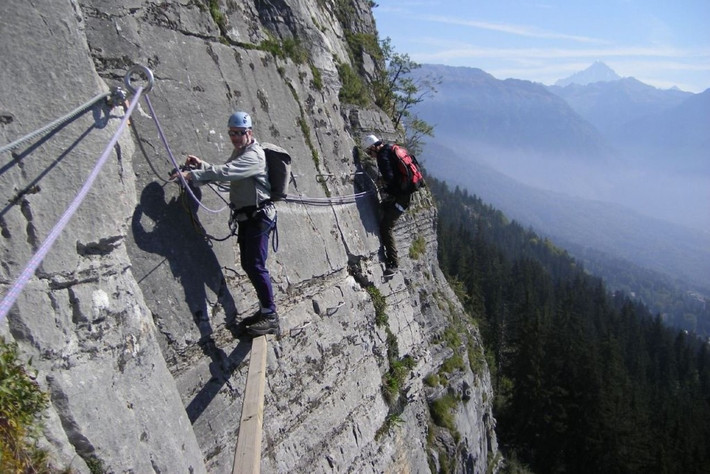 Via Ferrata, Italy và Austria. Con đường hẹp này được xây dựng bởi quân lính Italy trong chiến tranh thế giới thứ hai, đi qua dãy núi Dolomites trong khu vực. Hiện tại con đường đã được gắn chốt và dây nhưng vẫn cực kỳ nguy hiểm đối với những người yếu tim và sợ độ cao. Nguồn: Lolwot