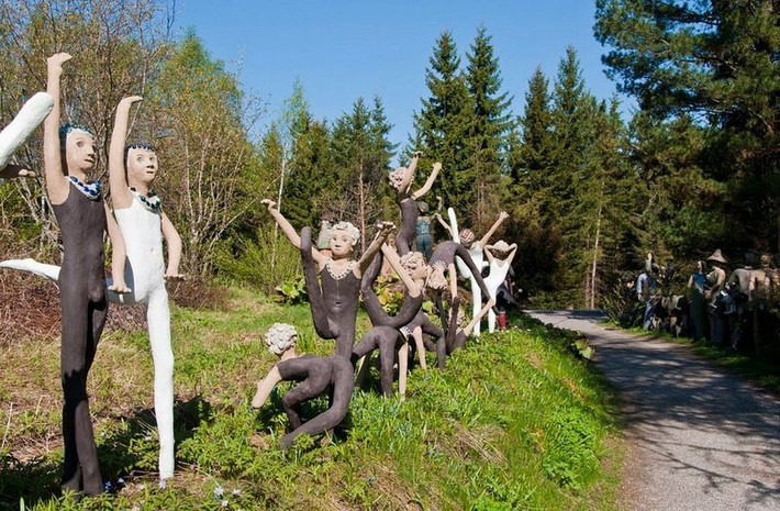Có lần Veijo Rönkkönen đã chia sẻ rằng khu vực trưng bày những bức tượng tập Yoga như một khu tưởng niệm cơ thể trẻ tuổi, dẻo dai của ông. (Theo AmusingPlanet)