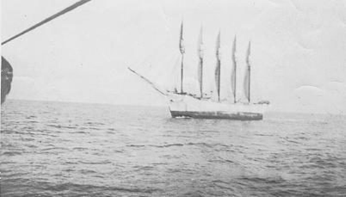 Được xây dựng vào năm 1919 tại Maine, The Carroll là một tàu buồm khá nổi tiếng. Trong chuyến đi cuối cùng tới Brazil, trong thủy thủ đoàn có những mâu thuẫn khó giải quyết. Khi dừng lại để trao đổi vật tư tại Barbados, các thủy thủ nghe được rằng có một thuyền viên muốn giết thuyền trưởng. Người này bị bắt nhưng thuyền trưởng tha thứ cho anh ta và họ lại lên đường. Một tháng sau, con tàu được phát hiện bởi một ngọn hải đăng khi một thuyền viên bí ẩn liên lạc nói rằng họ bị mất neo. Vài ngày sau, con tàu được nhìn thấy trôi nổi ngoài khơi bờ biển Cape Hatteras, nhưng khi người ta tiến hành giải cứu, toàn bộ thủy thủ đoàn đã biến mất không dấu vết. (Theo Viralnova)