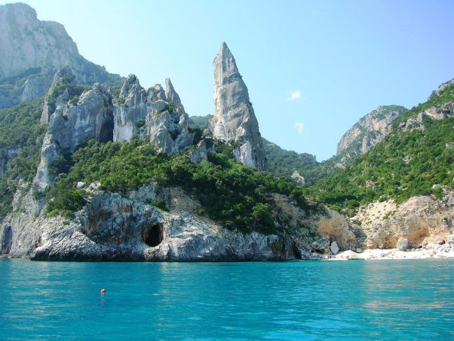 Đội bảo vệ bờ biển Italy vô cùng bối rối khi tìm thấy một con tàu bỏ hoang có tên Bel Amica. Điều tra cho thấy, con tàu không được đăng ký ở Italy hay bất cứ quốc gia nào, manh mối duy nhất là một tấm bản gỗ có chữ "Bel Amica" nên người ta đã gọi đây là một con tàu ma xinh đẹp. Khi được tìm thấy, trên tàu đang bày một bữa ăn theo phong cách Ai Cập đang ăn dở, bản đồ vùng biển Bắc Phi bằng tiếng Pháp, một đống quần áo và một lá cờ Luxembourg. (Theo Viralnova)