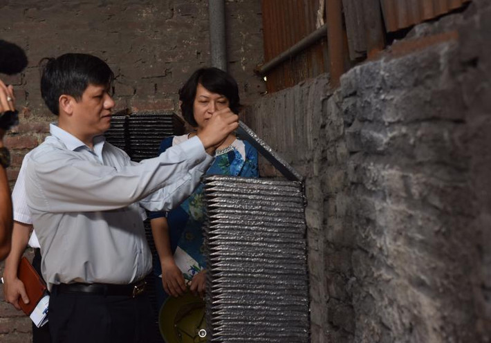 Những tấm chì sau khi tái chế được xếp thành từng chồng. Để làm ra những tấm chì này thì cần hàng ngàn chiếc ắc quy cũ độc hại.