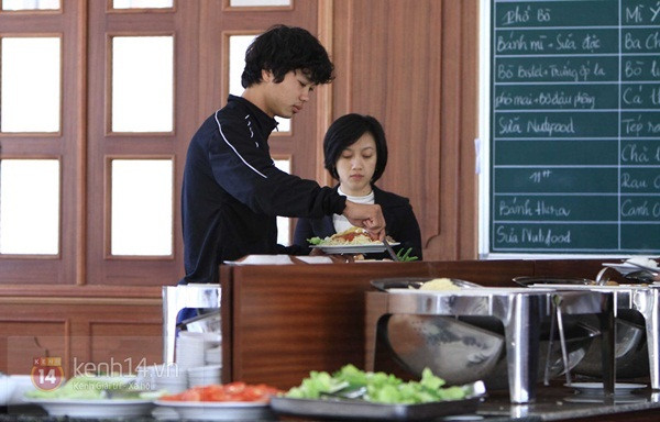 Nguyên tắc trong các bữa ăn của Công Phượng là đủ năng lượng, đủ các chất dinh dưỡng, phân bố bữa ăn hợp lý. Năng lượng trung bình dành cho mỗi cầu thủ khoảng 5000 kcal/ ngày, trong đó bữa sáng và các bữa phụ khoảng 2000 kcal, bữa trưa khoảng 1700 kcal và bữa chiều là 1300 kcal.