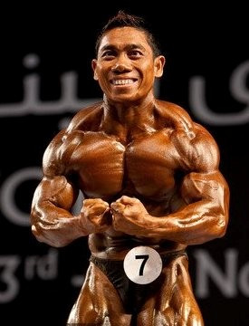 Một ngày Phạm Văn Mách phải ăn 7 bữa, gồm 4 bữa chính và 3 bữa phụ. Trong 4 bữa chính bắt buộc phải có 150gr ức gà, rau cải, cơm cũng như thực phẩm chức năng đi kèm. Mỗi bữa ăn cách nhau 2-3 tiếng đồng hồ xen kẽ giữa bữa chính bữa phụ. Tính ra một ngày tiền ăn của anh phải từ 400.000 đến 500.000 đồng.
