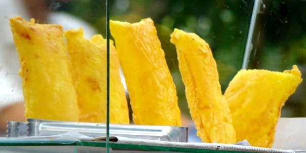 Dù vậy bạn cũng không nên ăn khi bánh đã quá nguội. Món bánh sầu riêng chiên ngon nhất là ăn khi bánh nguội còn khoảng 60 độ.