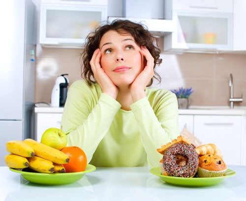 Đối với người bệnh có có thể trạng mang tính nóng, nên chọn thức ăn mát, kiêng các thức cay. Các thức ăn ngậy béo có tính cay như gừng, hành, tỏi, ớt, rượu, các thức hun nướng, thịt dê, thịt chó, thịt gà, thịt chim sẻ nên tránh.