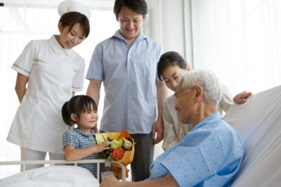 Khi bị ung thư, bạn cũng cần căn cứ vào các thời kỳ khác nhau của bệnh mà chọn những thức ăn khác nhau và có những kiêng kỵ khác nhau.