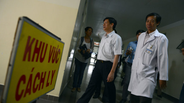 Theo quy trình khẩn cấp ứng phó với dịch MERS, Trung tâm Kiểm dịch Y tế Quốc tế sẽ phối hợp với Công an cửa khẩu, Hải quan cửa khẩu để làm thủ tục cách ly lập tức cho người nghi nhiễm bệnh tại khu vực cách ly của sân bay.