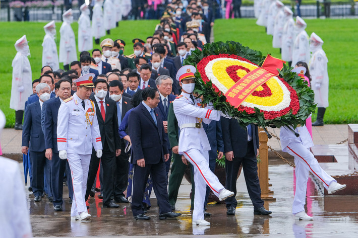 Lãnh đạo Đảng, Nhà nước cùng các đại biểu Quốc hội thành kính tưởng nhớ Chủ tịch Hồ Chí Minh trong thời tiết mưa lớn.